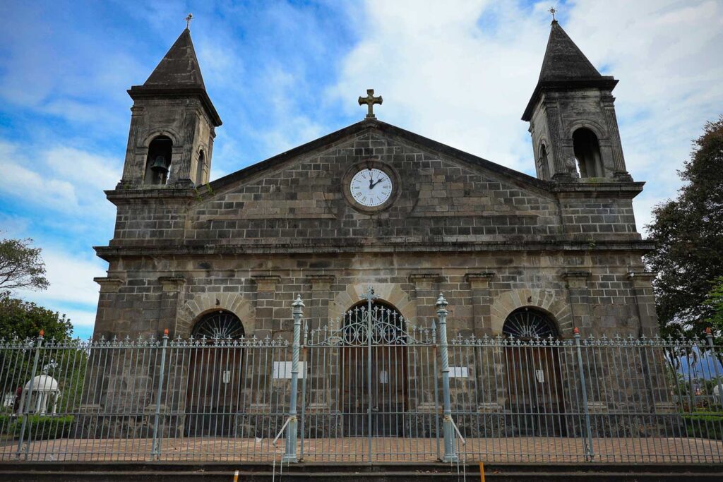 Fotografía frontal de la Parroquia San Joaquín de Flores