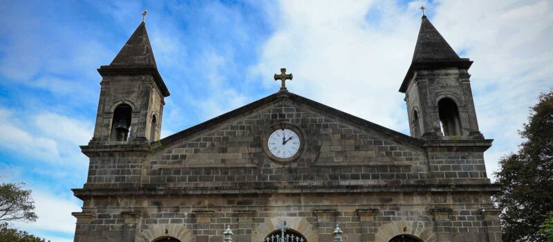 Fotografía frontal de la Parroquia San Joaquín de Flores