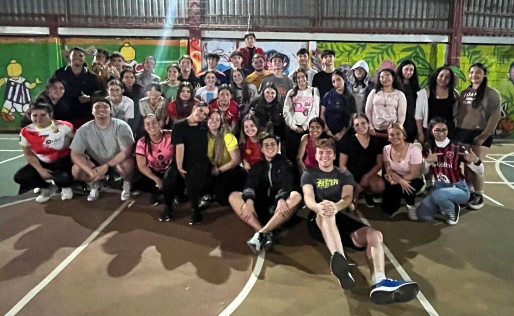 Grupo de jóevens durante la semana deportiva de pastoral juvenil 2025